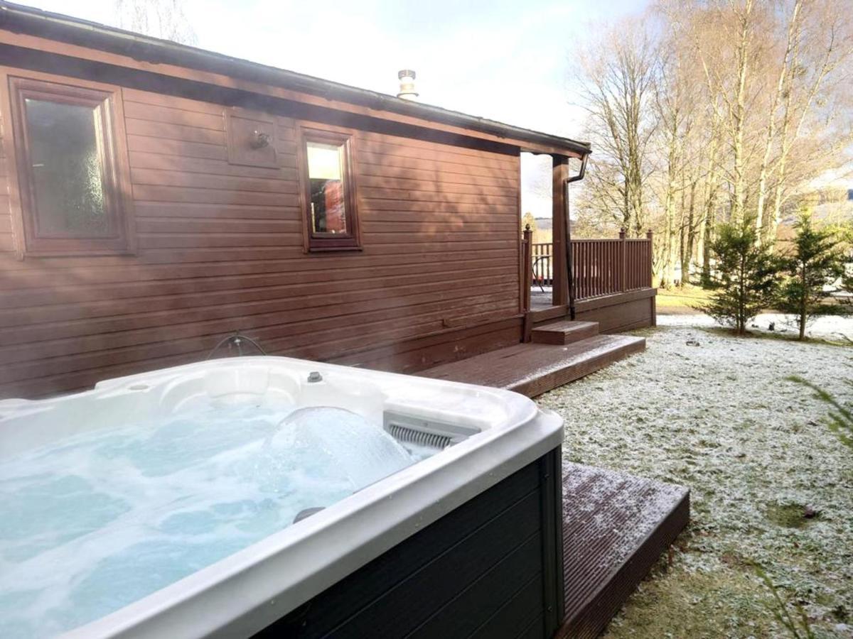 Stunning 4-Bedroom Cabin With Hot Tub In Beattock! Экстерьер фото